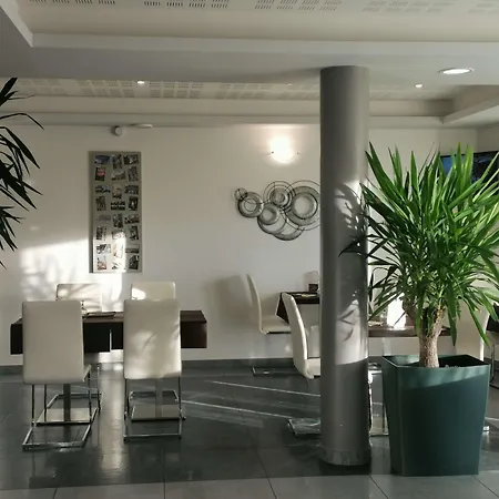 Hotell Kyriad Saint Chely D'apcher - Aire De La Lozere 3*