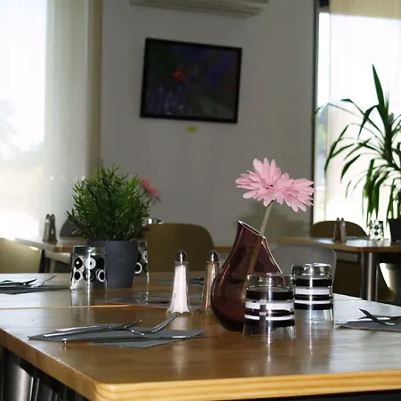 Hotell Kyriad Saint Chely D'apcher - Aire De La Lozere 3*