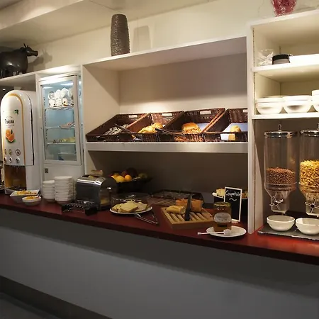 Hotel Kyriad Saint Chely D'apcher - Aire De La Lozere