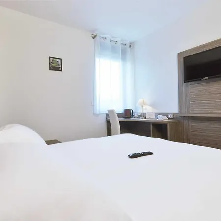 Hotel Kyriad Saint Chely D'apcher - Aire De La Lozere 3*