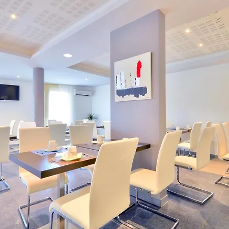 Hotell Kyriad Saint Chely D'apcher - Aire De La Lozere 3*