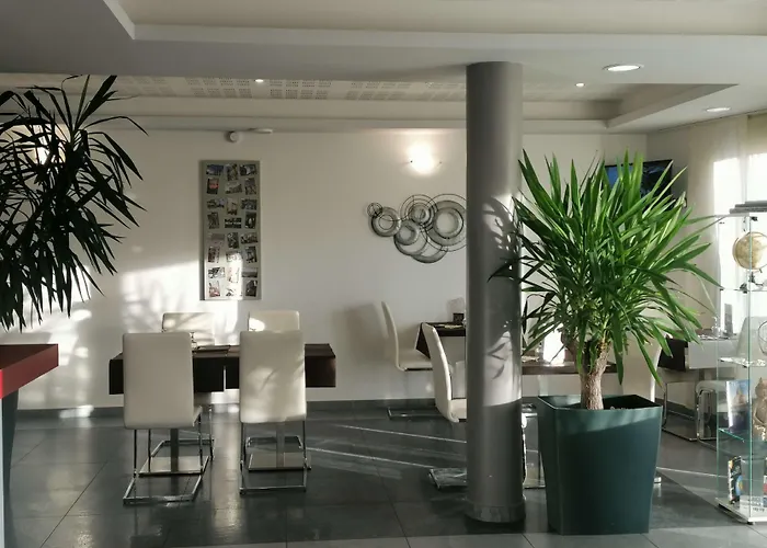 Hotel Kyriad Saint Chely D'apcher - Aire De La Lozere 3*