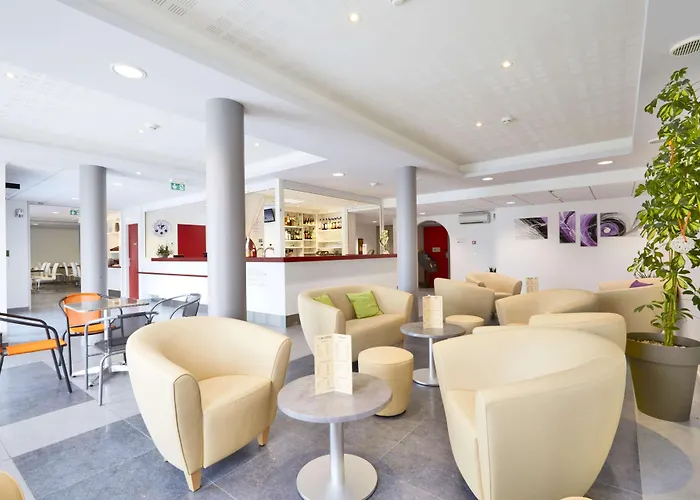 Hotel Kyriad Saint Chely D'apcher - Aire De La Lozere