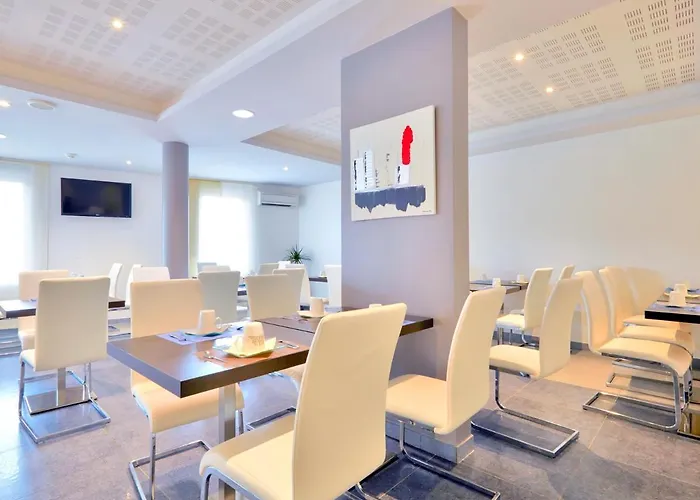 Hotel Kyriad Saint Chely D'apcher - Aire De La Lozere 3*